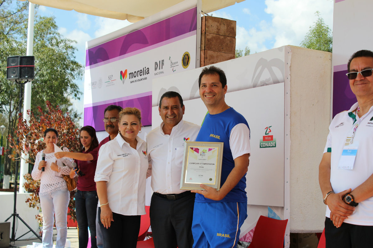 Entrega de reconocimientos a los participantes 