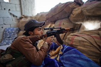 Un francotirador de las Unidades de Protección del Pueblo Sirio Kurdo (UPYG), defiende su posición detrás de sacos de arena, en Kobane