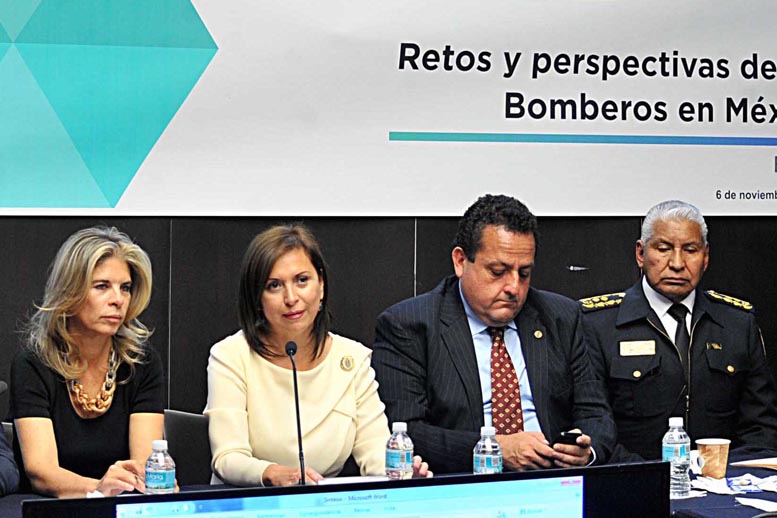 La senadora pidió “¡No más #Bomberosconbotasrotas en México!”. 