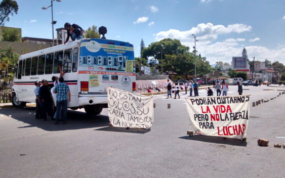 Los estudiantes también cerraron varias calles con camiones