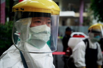 Personal médico se prepara para un posible caso de ébola en el hospital para enfermedades tropicales en Hanoi, Vietnam