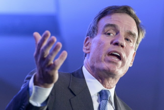 El senador demócrata por Virginia, Mark Warner, se dirige a sus seguidores la noche de las elecciones en Arlington