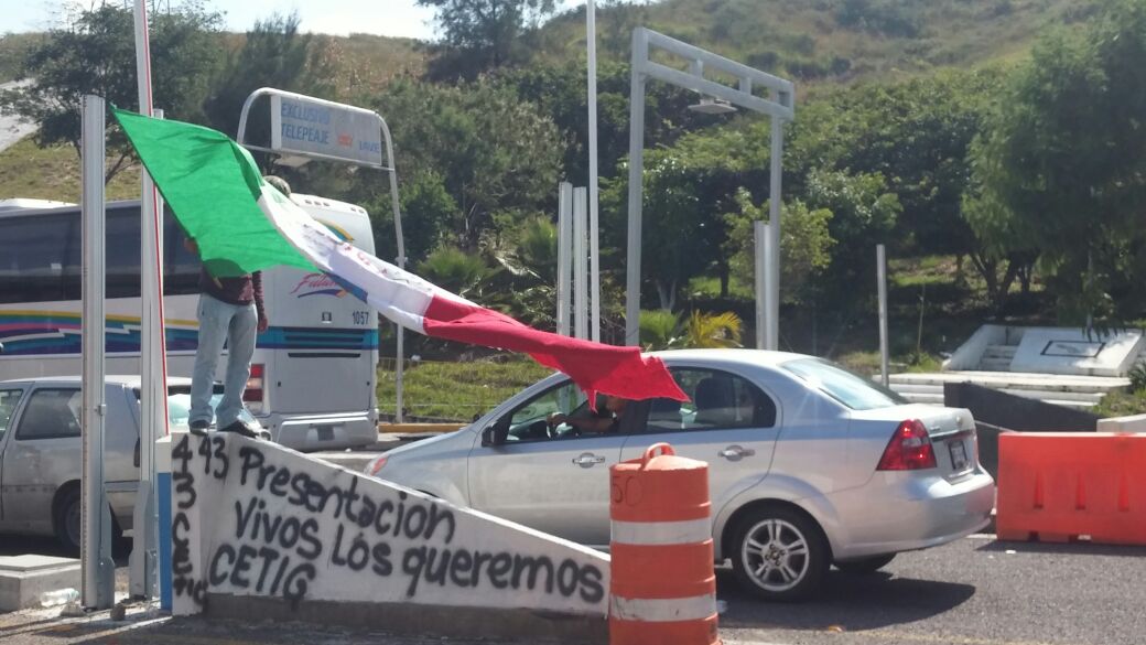 Boteo de normalistas en la autopista del Sol.