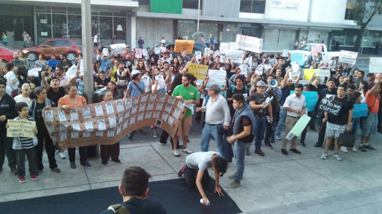 "Ya me cansé, ya me cansé" grita la ciudadanía que se reúne en la PGR Jalisco 