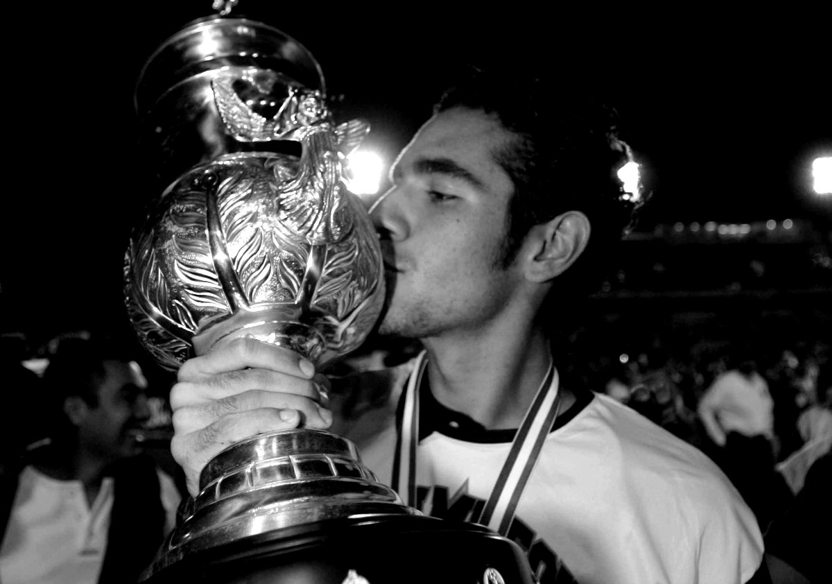 Con el trofeo de campeón en el C2004