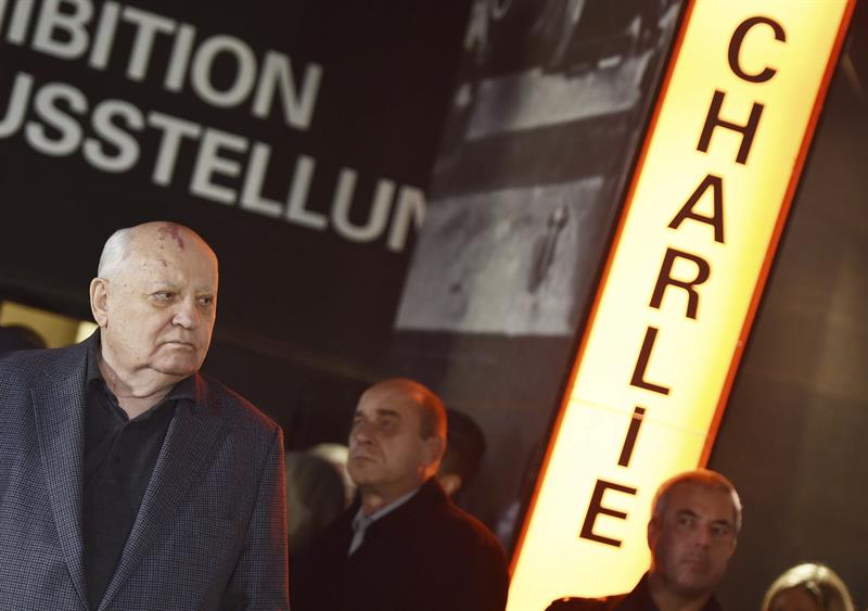 El expresidente soviético Mijaíl Gorbachov observa la instalación de luces que recorren el trazado del antiguo muro de Berlín en la capital alemana 