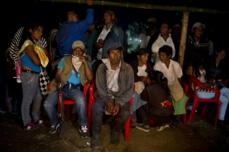 Familiares y amigos de Daniel Coicue, miembro de la tribu Nasa, asisten a su funeral en El Flayo, un área rural de Toribio, departamento del Cauca