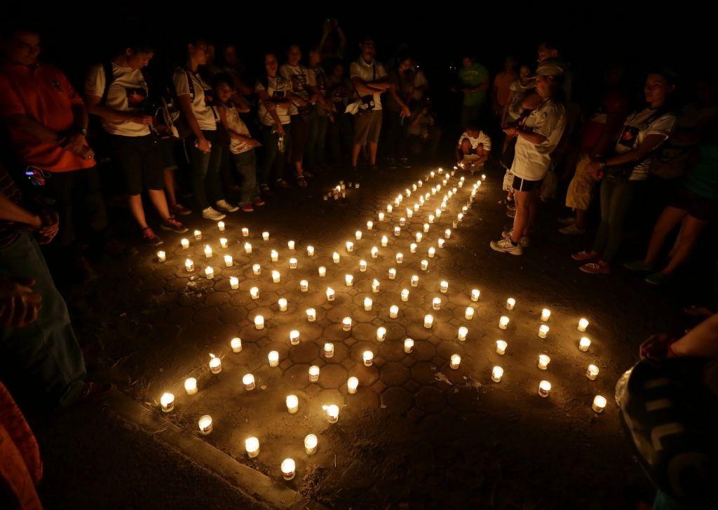 Los filipinos conmemoraron el primer aniversario del tifón Haiyan con oraciones por las miles de víctimas.