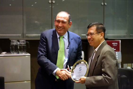 El gobernador de Coahuila con Ahmad Magad, vicepresidente de la Federación Manufacturera de Singapur.