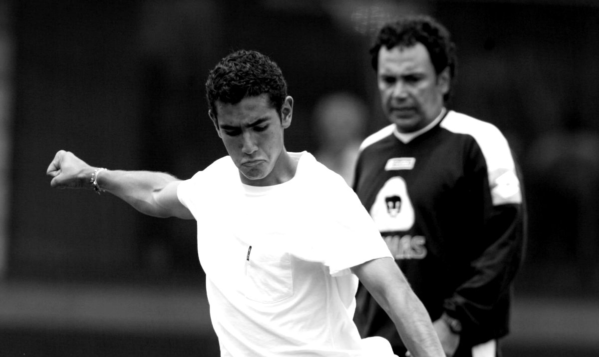 Hugo Sánchez, padre e hijo, durante una práctica con Pumas