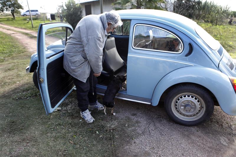 José Mujica, con su automóvil Volkswagen en su casa en Montevideo, en una foto del 16 de mayo de 2013