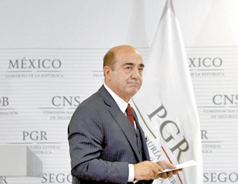 Murillo Karam rechazó que la desaparición de los estudiantes sea un crimen de Estado; Amnistía internacional cuestionó sus dichos. 
