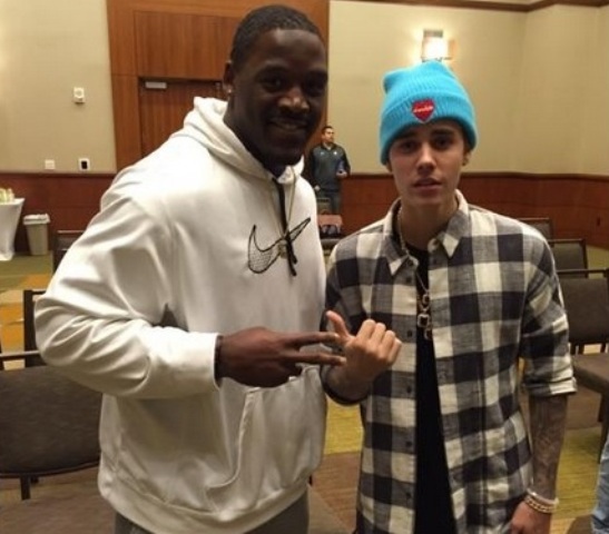Arthur Moats, juagador de los Acereros, leyó con Justin Bieber algunos pasajes de la biblia