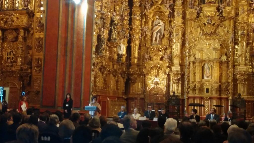 La directora del INAH, Teresa Franco, entregó la Medalla Conmemorativa del Museo a la directora del recinto, Elisa Vargas.