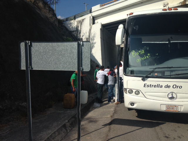 El combustible extraído lo colocan en tambos.