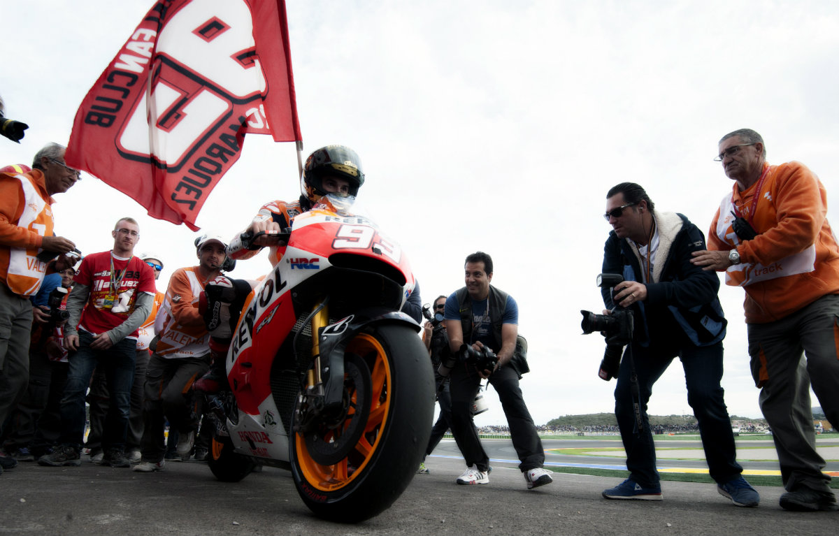 Equipo de Repsol Honda y Marc Márquez celebrando el campeonato mundial de Moto Gp 