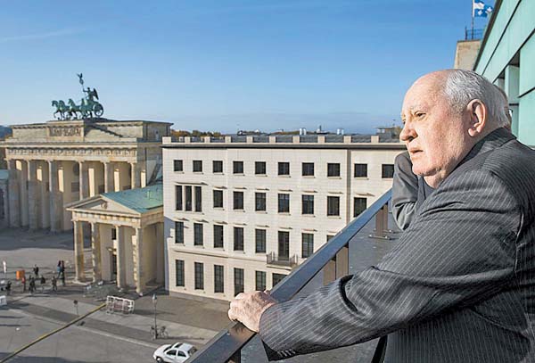 El ex líder soviético frente a la emblemática Puerta de Brandenburgo.
