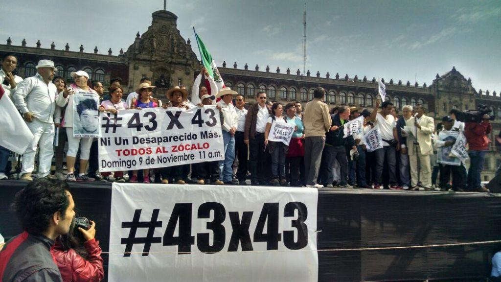 Los manifestantes colocaron un templete en el Zócalo de la Ciudad de México.