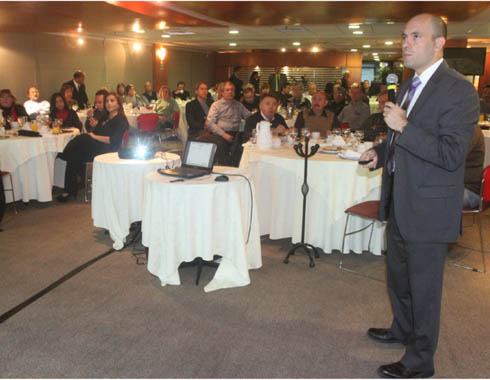 El notario público Gustavo Cerrillo Ortiz dictó una conferencia ante integrantes de la asociación. 