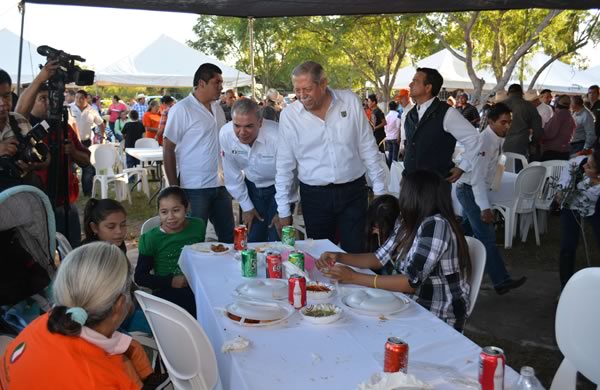 Las personas aprovecharon para realizar trámites, recibir consultas medicas y otros servicios gubernamentales.