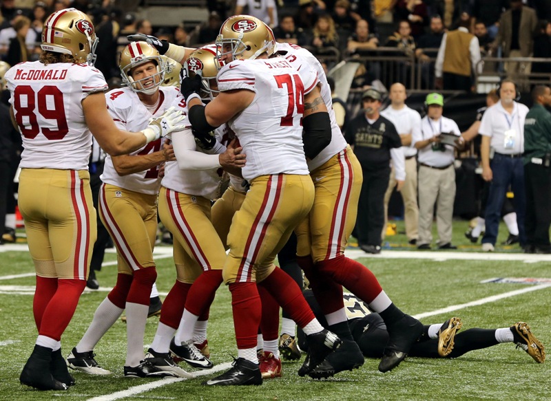 Phil Dawson es felicitado por sus compañeros de San Francisco  
