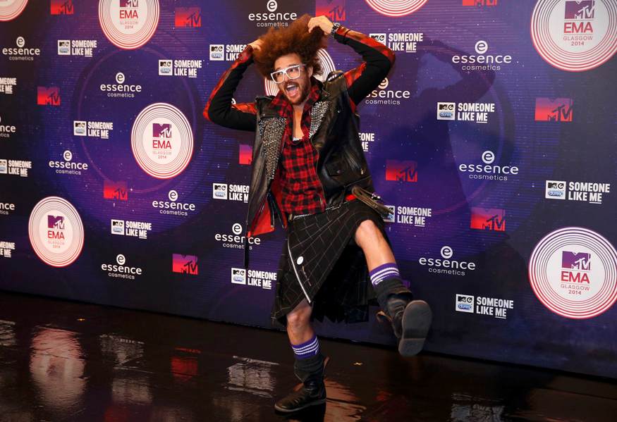 Redfoo, de LMFAO, desfiló con irreverencia antes de llegar a los Europe Music Awards. 