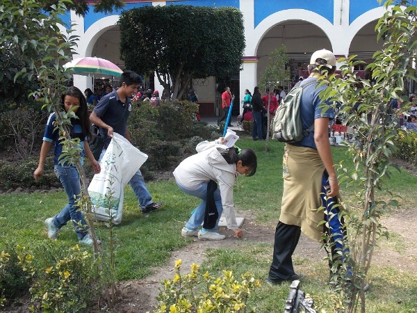 Luego de que el viernes pasado recorrieron las calles del centro de Texcoco en protesta por los 43 normalistas desaparecidos de Ayotzinapa, estudiante