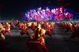 Artistas chinos bailan antes de los juegos artificiales en la ceremonia de apertura de la cumbre de la APEC en Pekín