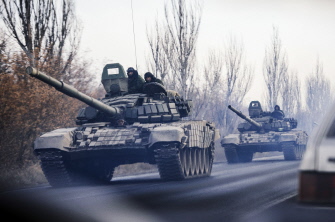 Una columna de tanques se dirige en territorio rebelde a Donetsk, junto a la ciudad de Shakhtarsk, en el este de Ucrania