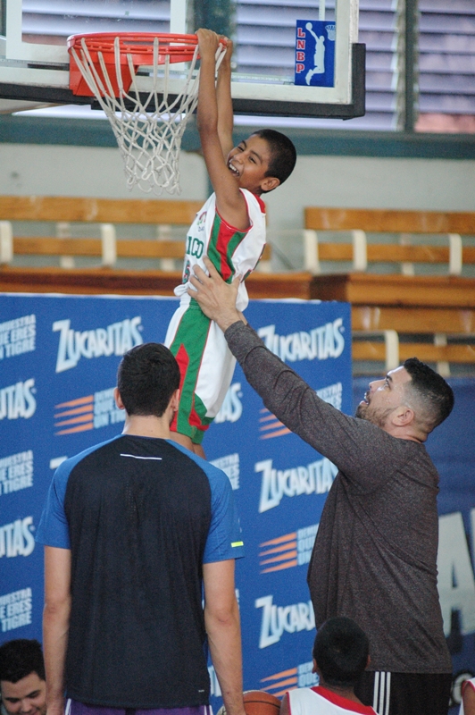El equipo de niños triquis de basquetbol convivió este martes con jugadores de la selección mexicana de este deporte, en el que estuvo el ex jugador d
