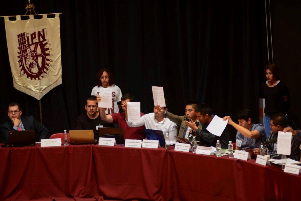 Estudiantes del Poli y autoridades federales durante la tercer mesa de diálogo para tratar de alcanzar acuerdos y resolver el conflicto.