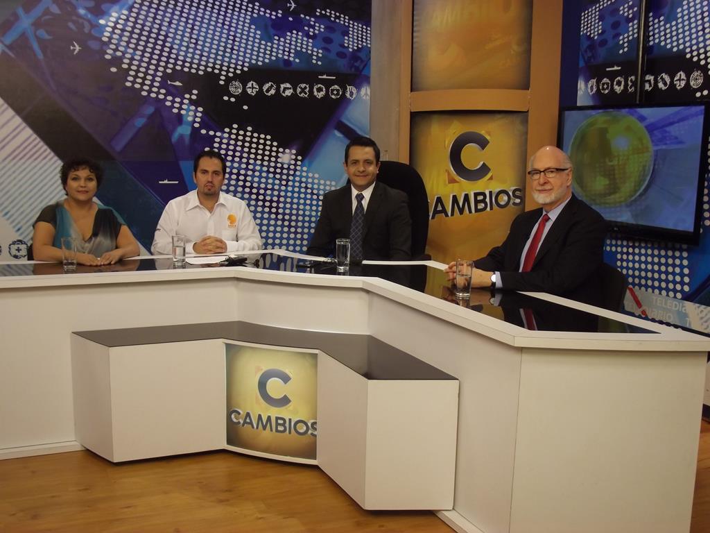 Francisco Alemán (tercero de izq. a der.) condujo la emisión de Cambios transmitida ayer por Multimedios Tampico.