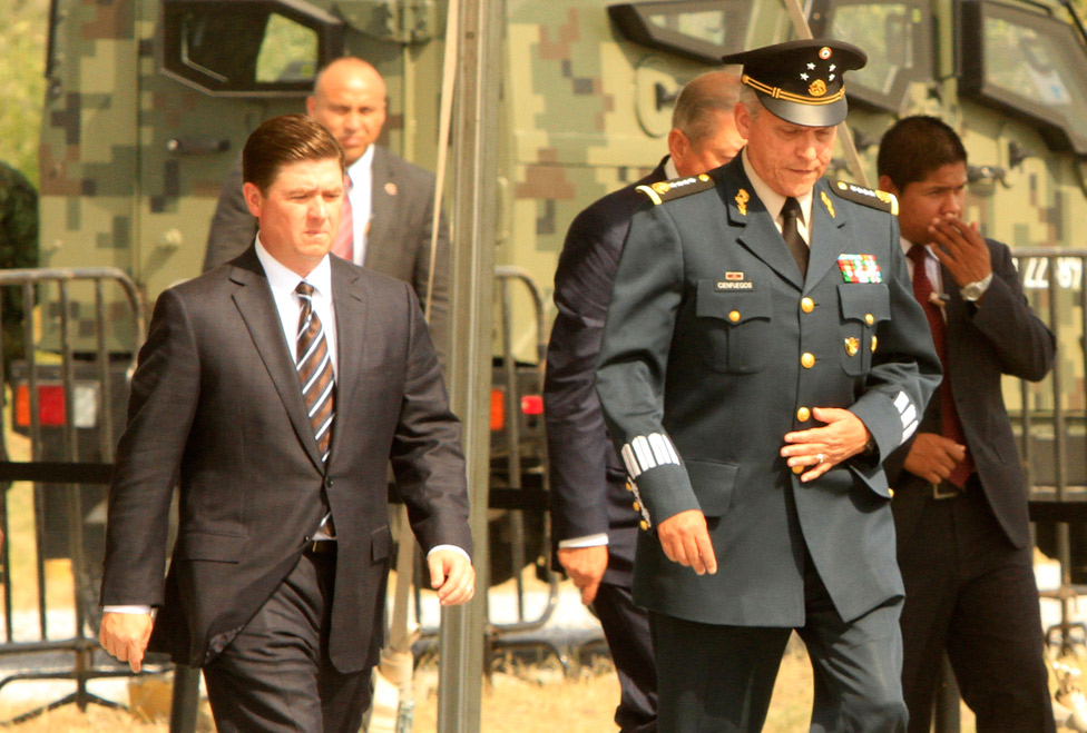 El gobernador Rodrigo Medina de la Cruz y el general Salvador Cienfuegos Zepeda, titular de la Secretaría de la Defensa Nacional. 