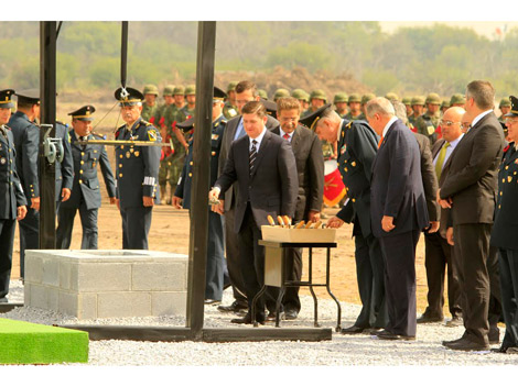 El gobernador Rodrigo Medina y mandos militares colocaron la primera piedra de lo que será el nuevo edificio de la Policía Militar. 