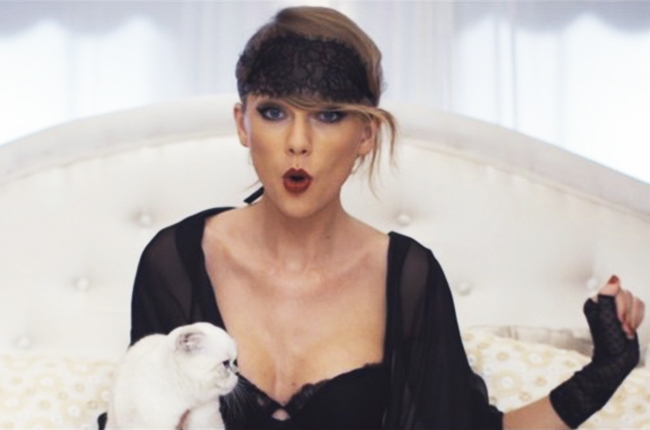 La cantante luce un vestido negro en su nuevo video. 