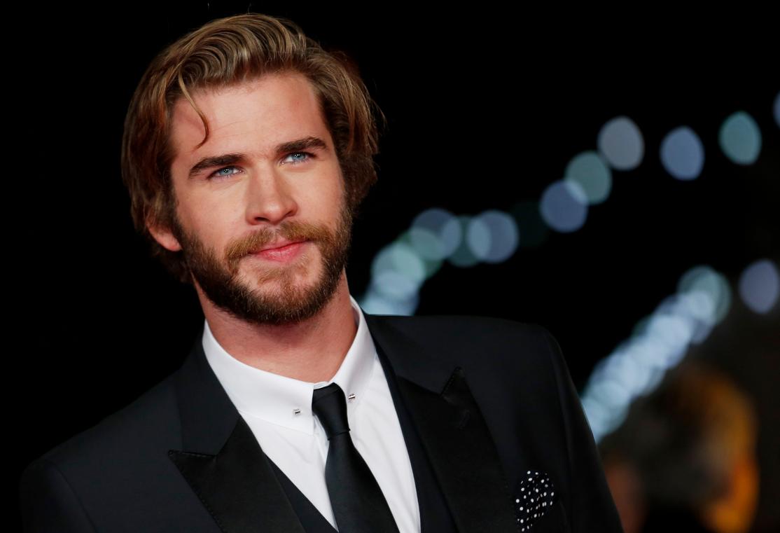 Liam Hemsworth robó algunos suspiros entre los asistentes a la alfombra roja. 