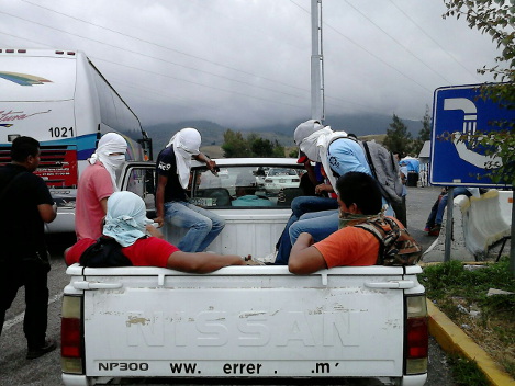 Los normalistas estuvieron en la caseta de Palo Blanco
