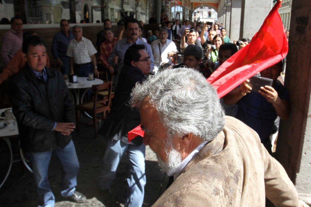 Manifestantes arrojaron agua al perredista