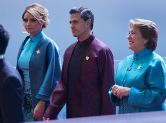 El presidente de México, Enrique Peña Nieto, con la primera dama mexicana, Angélica Rivera, y la presidenta de Chile, Michelle Bachelet