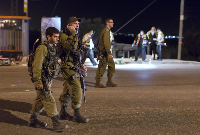 Varios soldados patrullan la zona de Alon Shvut, un asentamiento judío cerca de Belén, en Cisjordania, donde fue apuñalada la joven israelí