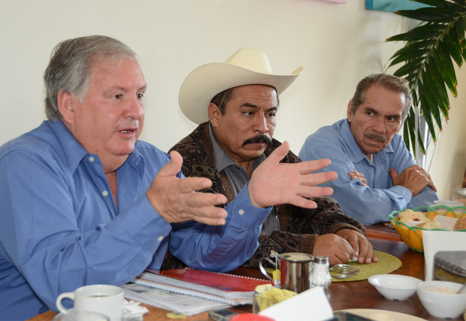 Alvaro González Muñoz, Antonio Salim Saldívar y Conrado Antúnez Ponce, presidente y secretario de la organización a nivel nacional y este último repre