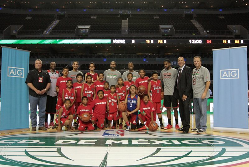Los jugadores de la NBA y los niños triquis se tomaron la foto oficial al final de la convivencia 