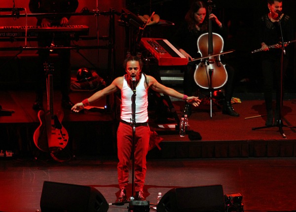 Como un crimen de Estado, Rubén Albarrán, cantante de Café Tacvba, calificó el caso de los 43 normalistas desaparecidos en Ayotzinapa, Guerrero.