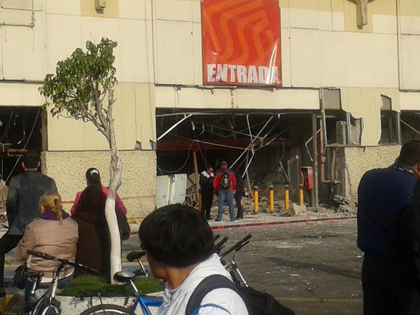 La explosión causó daños en la fachada de la tienda.