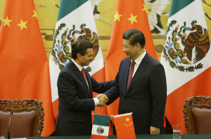 El presidente Enrique Peña Nieto con el mandatario chino Xi Jinping durante la ceremonia de firma después de su reunión en el Gran Palacio del Pueblo,