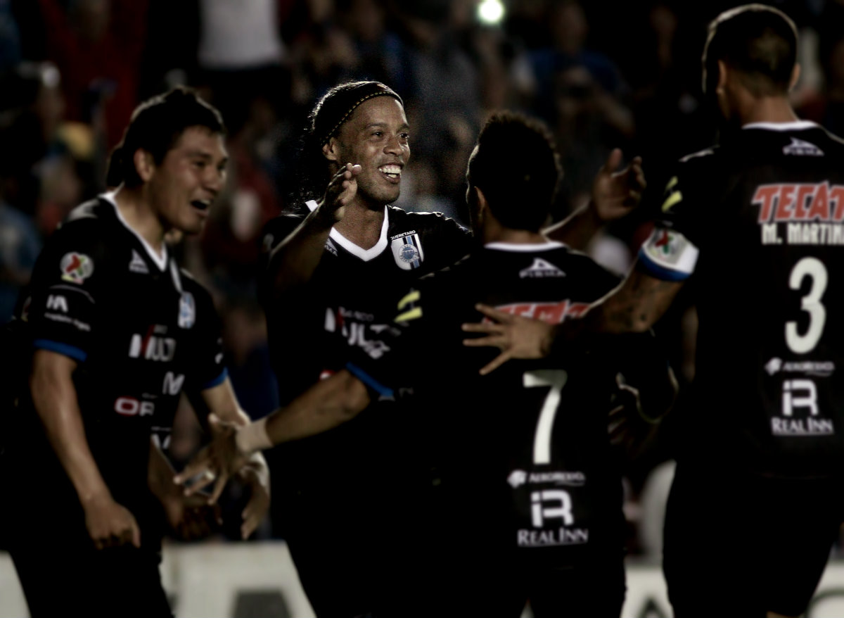 Ronaldinho, en un partido  con Gallos