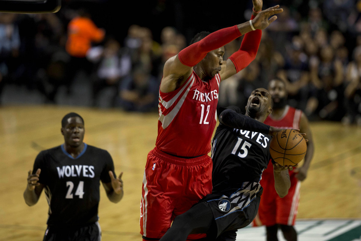  Shabazz Muhammad recibe falta de  Dwight Johnson