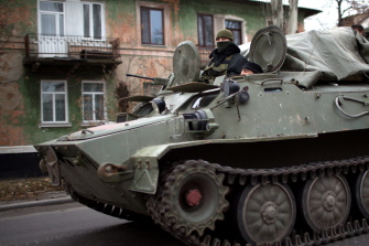 Un transporte armado de personal militar (APC) , en una calle del pueblo de Torez, en territorio rebelde, al este de Donetsk