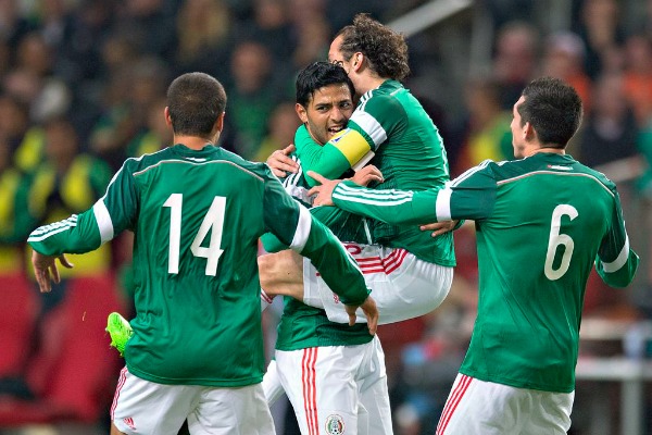 Vela festeja el gol con sus compañeros.