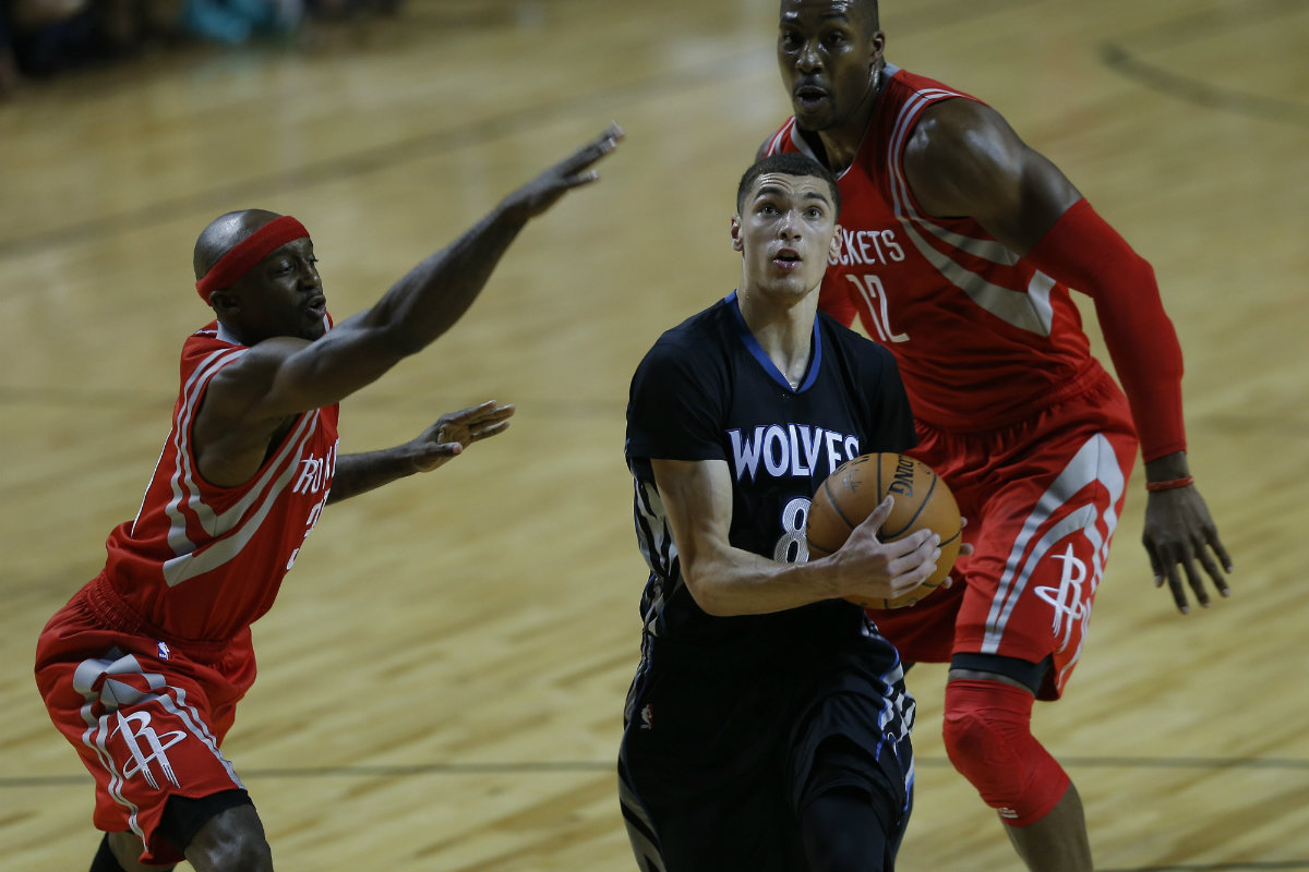  Zack Levine deja atrás a Dwight Howard y Jason Terry y se prepara para encestar 